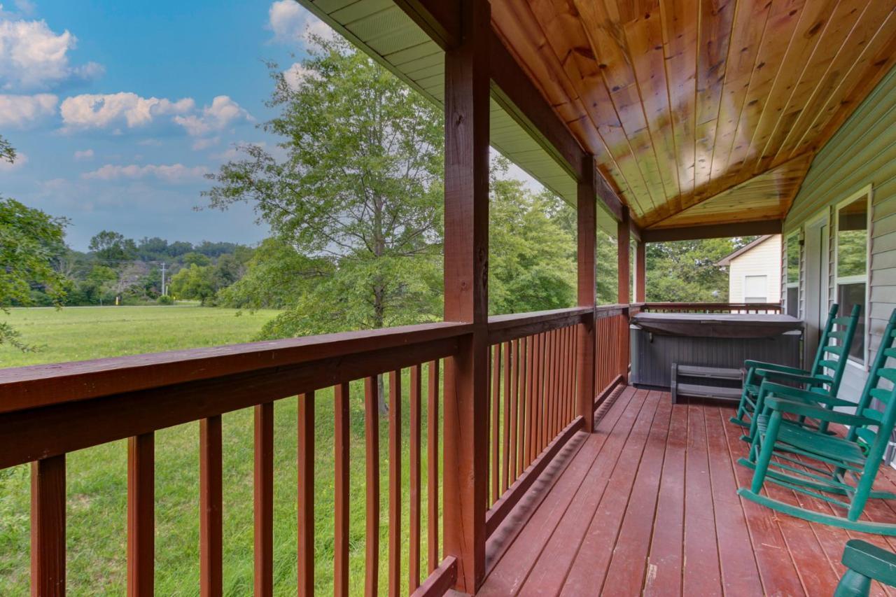 3 Master Bedrooms - Sleeps 10 - Location - Game Room - Hot Tub Pigeon Forge Exteriör bild