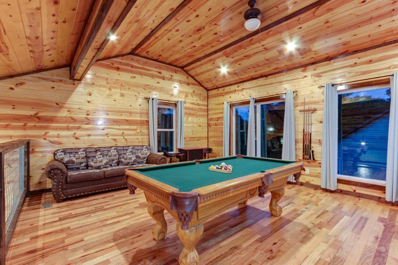 3 Master Bedrooms - Sleeps 10 - Location - Game Room - Hot Tub Pigeon Forge Exteriör bild