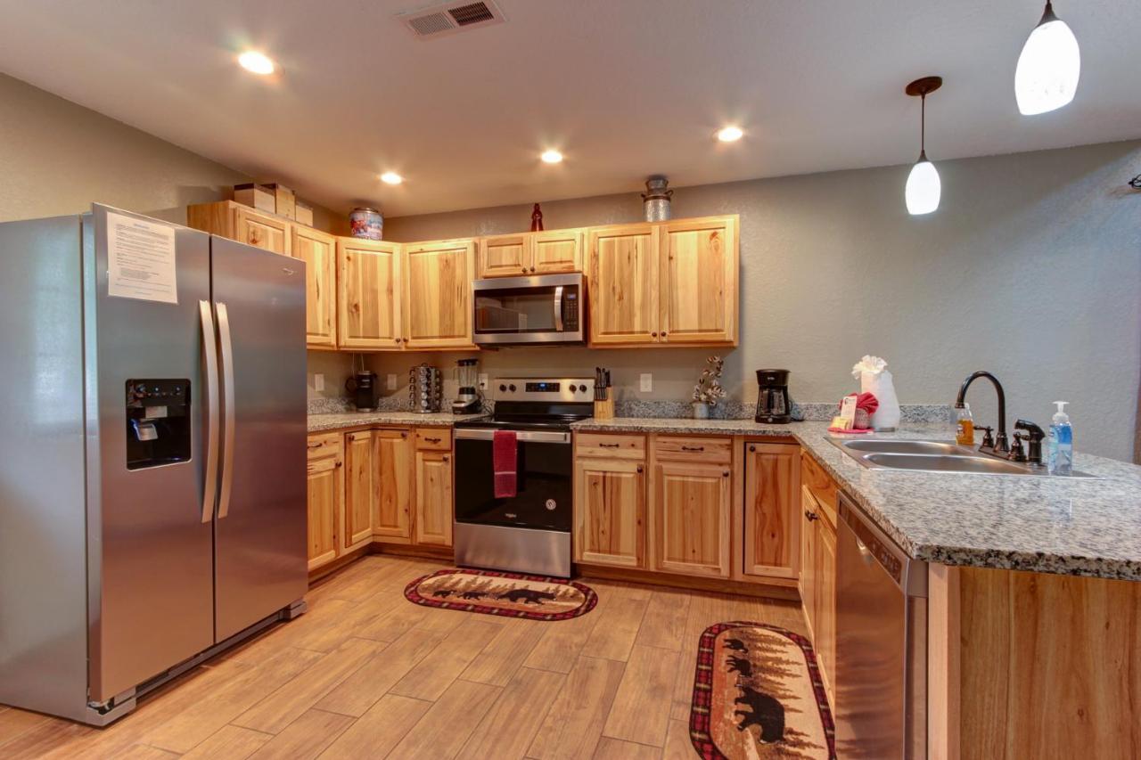 3 Master Bedrooms - Sleeps 10 - Location - Game Room - Hot Tub Pigeon Forge Exteriör bild