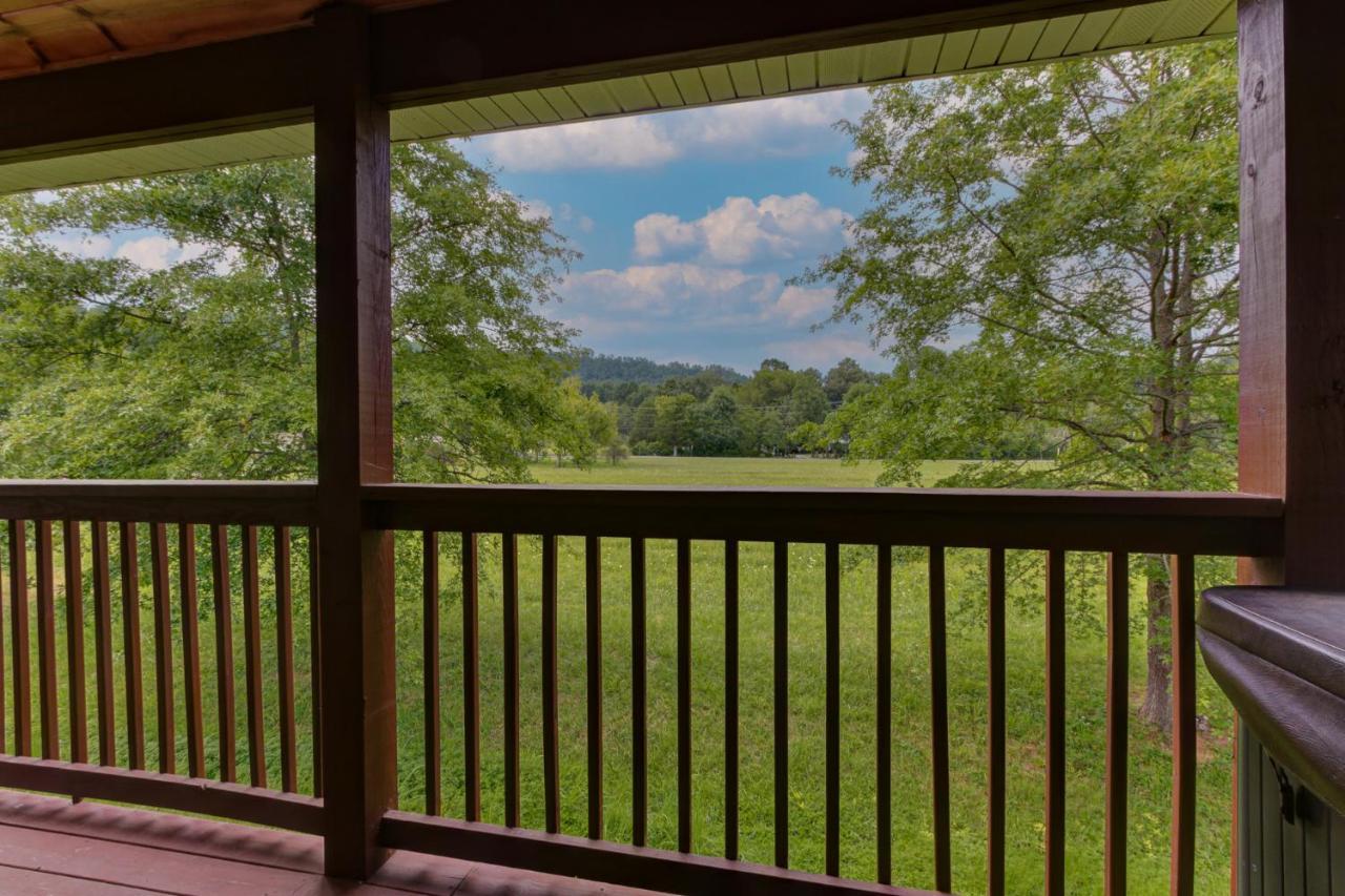 3 Master Bedrooms - Sleeps 10 - Location - Game Room - Hot Tub Pigeon Forge Exteriör bild