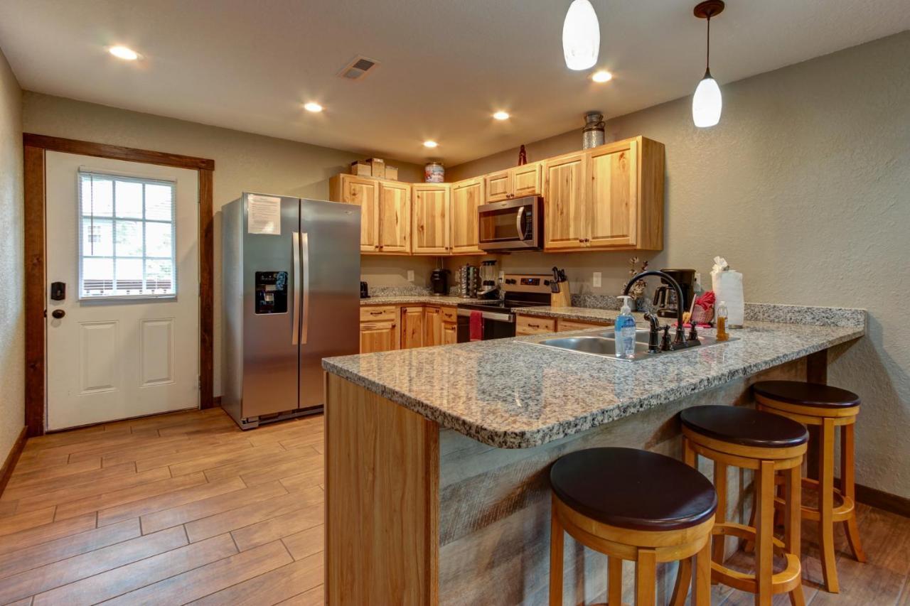 3 Master Bedrooms - Sleeps 10 - Location - Game Room - Hot Tub Pigeon Forge Exteriör bild